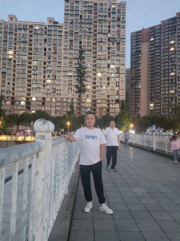 寂寞的男人的第一张照片--福州交友网
